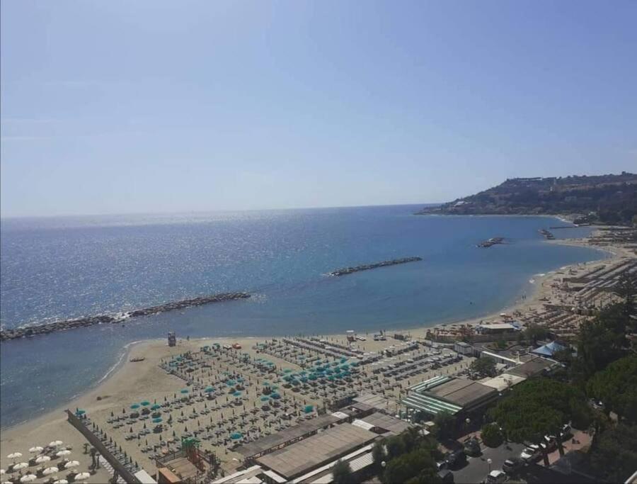 Casa Sveva, A Pochi Passi Dalle Spiagge E Dal Centro Di Arma Di Taggia. Екстериор снимка